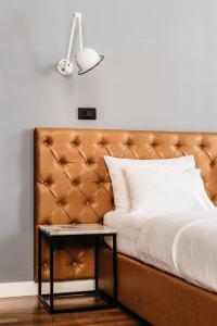 1 cama con mesa auxiliar y lámpara en Abokamento Boutique Rooms, en Split