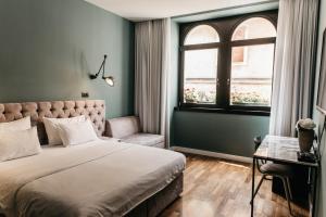 A bed or beds in a room at Abokamento Boutique Rooms