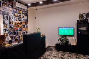 TV/trung tâm giải trí tại Backstage Boutique Music Themed Townhouse