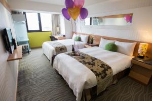 Habitación de hotel con 2 camas con globos y globos en Ximen Relite Hotel en Taipéi