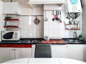 Calle Rielo great canal view في البندقية: مطبخ مع موقد ومغسلة وميكروويف +19 صورة