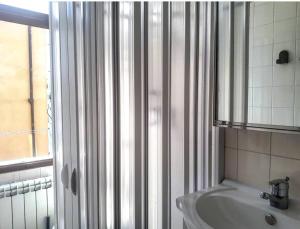 Calle Rielo great canal view في البندقية: حمام مع ستارة دش ومغسلة