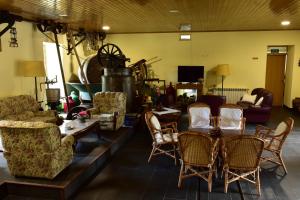 - un salon avec des chaises, une table et un canapé dans l'établissement Casa Lagar Da Alagoa, à Manteigas
