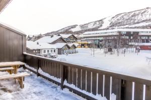 einen Blick vom Balkon eines Resorts im Schnee in der Unterkunft Geilolia Ferieleiligheter in Geilo