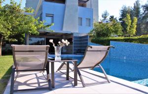 Bazén v ubytování Deluxe Chrousso Pool Villa nebo v jeho okolí