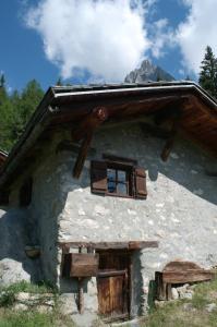 a house with a window on the side of it at Rochefort Valferret in Courmayeur