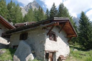 a small house in the middle of a mountain at Rochefort Valferret in Courmayeur