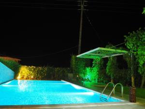 Bazén v ubytování Deluxe Chrousso Pool Villa nebo v jeho okolí