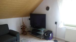 ein Wohnzimmer mit einem großen Flachbild-TV in der Unterkunft Ferienwohnung Tine in Oberhausen
