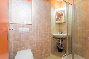y baño con aseo y lavamanos. en Divna Apartments and Rooms, en Račišće