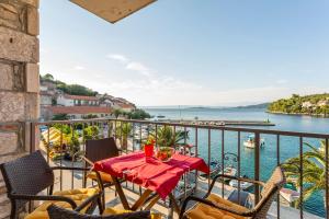 Photo de la galerie de l'établissement Divna Apartments and Rooms, à Račišće