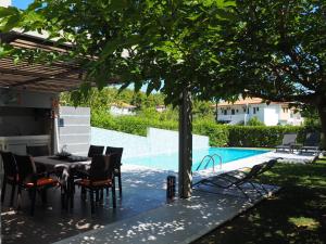 Poolen vid eller i närheten av Deluxe 3BD Pool Villa in Chrousso beach Paliouri