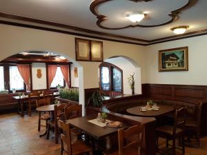 ein Restaurant mit Tischen und Stühlen in einem Raum in der Unterkunft Hotel Central in Agarn