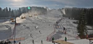 Pod Tatrami 2 - świetna lokalizacja, obok przystanku ski busa oraz restauracji, duży parking v zime