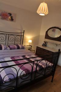 Llit o llits en una habitació de Ferienhaus Gehöschnes mit kostenfreien ÖPNV-Ticket