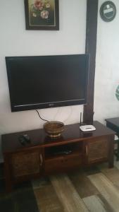 Televízia a/alebo spoločenská miestnosť v ubytovaní Villa Chabola