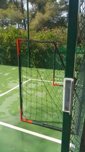 Tenis alebo squash v ubytovaní Villa Chabola alebo jeho okolí