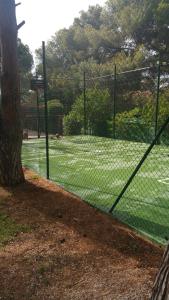 Tenis alebo squash v ubytovaní Villa Chabola alebo jeho okolí