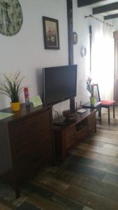 Televízia a/alebo spoločenská miestnosť v ubytovaní Villa Chabola