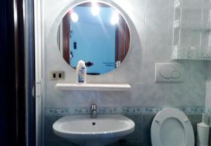 Vonios kambarys apgyvendinimo įstaigoje Residence Amici del Sorriso