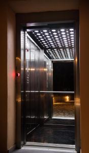 Akroyiali Resort في فاسيليكي: باب مصعد مع نافذة في مبنى