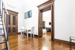 Televízia a/alebo spoločenská miestnosť v ubytovaní Gramsci Suites