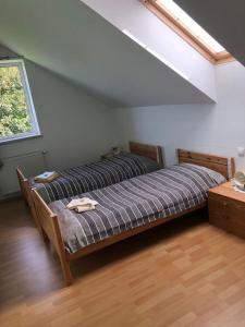 - une chambre avec 2 lits et une fenêtre dans l'établissement Narrenhaus, à Fohnsdorf