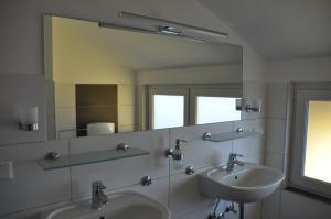 Koupelna v ubytování KM Hotel Murtal + 37 fotografií