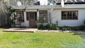 a house that has a garden in front of it at De Oude Schuur in Stellenbosch