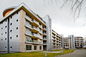 un edificio de apartamentos con en Apartamenty Sun & Snow Bałtyk Park II, en Kołobrzeg