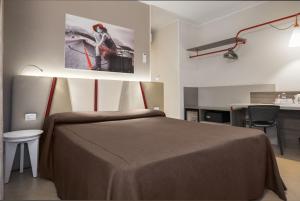 1 dormitorio con 1 cama y cocina en Guesthouse Verona, en Verona