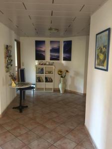 a room with a table and a vase on a tile floor at Pension Anna in Löbau