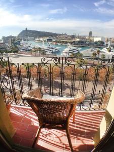 balcone con sedia e vista sul porto di Barceloneta Port Ramblas a Barcellona