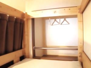 ein kleines Zimmer mit einem Fenster und einem Bett in der Unterkunft TOMARO Osaka Bay in Osaka
