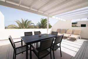Fotografie z fotogalerie ubytování Playa Roca penthouse. Great sea views! v destinaci Costa Teguise