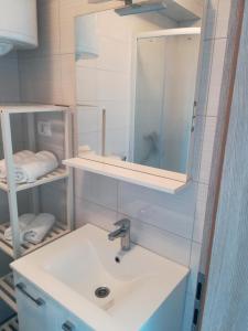 łazienka z umywalką i lustrem w obiekcie Apartments Granzola w Sukošanie +29 zdjęć