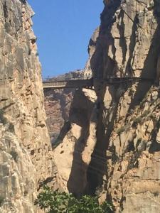 アルダレスにあるApartamentos Virgen de Villaverdeの岩山側の橋