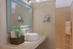 Kamar mandi di Mahona Boutique Hotel