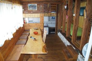 um quarto com uma mesa de madeira numa casa em Guest House Glogovac em Kamenica