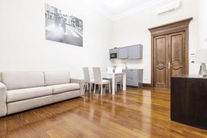 Televízia a/alebo spoločenská miestnosť v ubytovaní Gramsci Suites