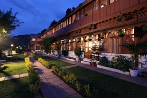 Grand View Hotel في دالهوزي: مبنى عليه نباتات