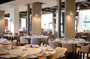 Restaurace v ubytování Rodon Hotel and Resort