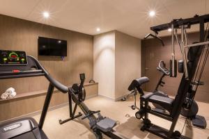 una habitación con un gimnasio con cinta de correr en BW Premier Collection Le Saint Antoine Hotel et Spa, en Rennes