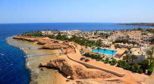 una vista aerea di un resort sulla spiaggia di Sharm Club Beach Resort a Sharm El Sheikh