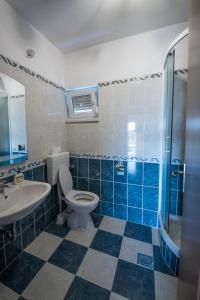 Kylpyhuone majoituspaikassa Dubis House