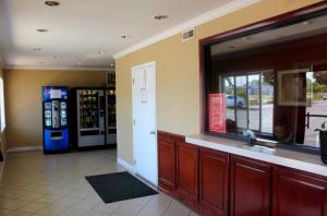 A kitchen or kitchenette at Fairview Inn Wilmington