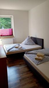 2 Betten in einem Zimmer mit Fenster in der Unterkunft Herberge-Duisburg-Beeck in Duisburg