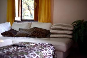 ein Wohnzimmer mit einer weißen Couch mit Kissen darauf in der Unterkunft B&B dei Fiori in Praia a Mare