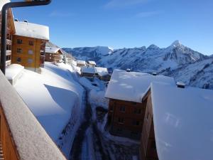 vista para edifícios e montanhas cobertos de neve em Ferienwohnung Oberdamüls em Damüls