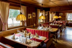 un restaurante con mesas y sillas en una habitación en Zollhaus St Jakob im Defereggental en Sankt Jakob in Defereggen